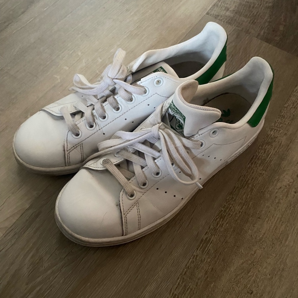 Ladies white used Addidas sneakers, worn and beat up a little bit